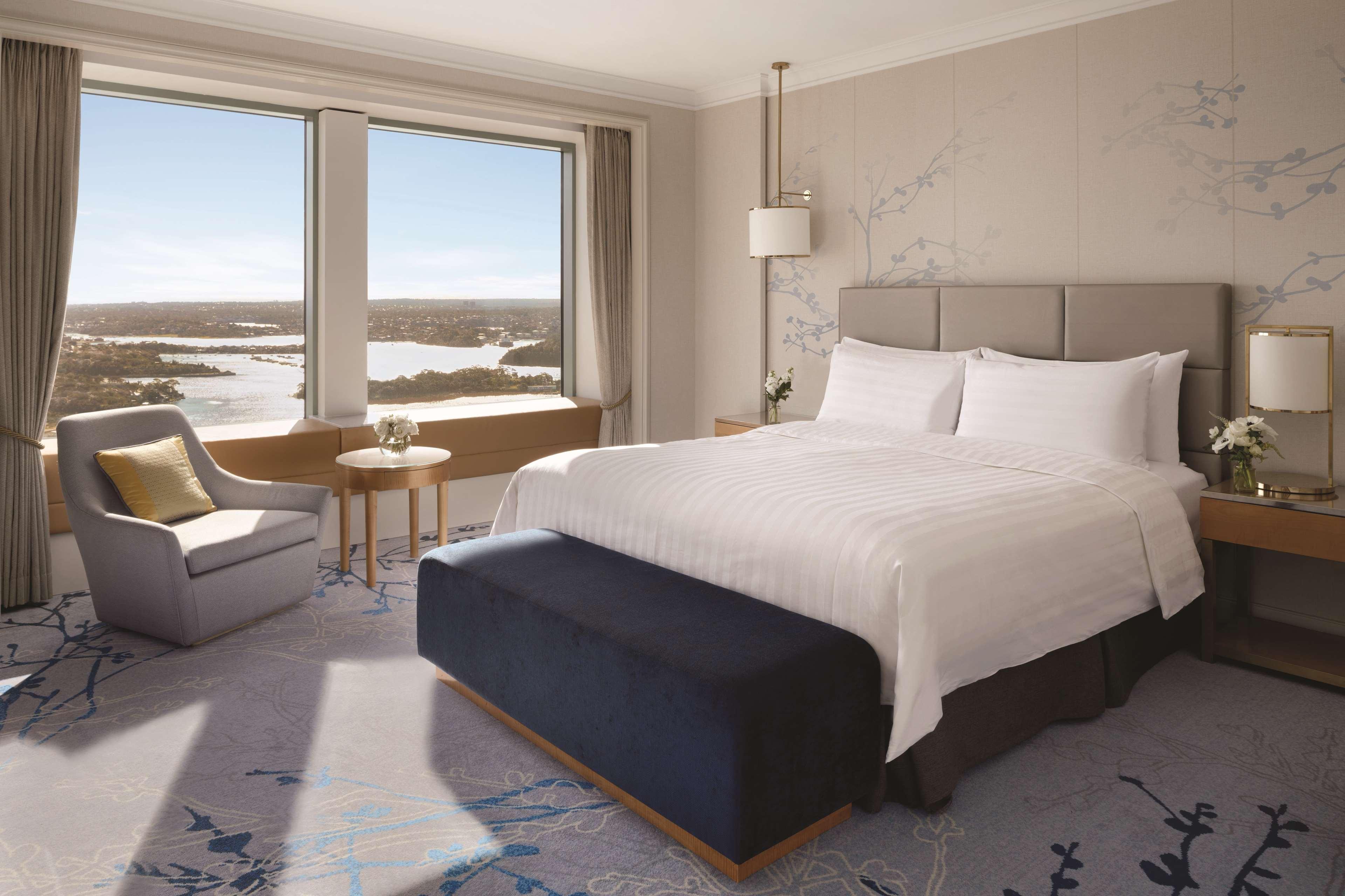 Shangri-La Sidney Dış mekan fotoğraf A room at the Mandarin Oriental, Hong Kong