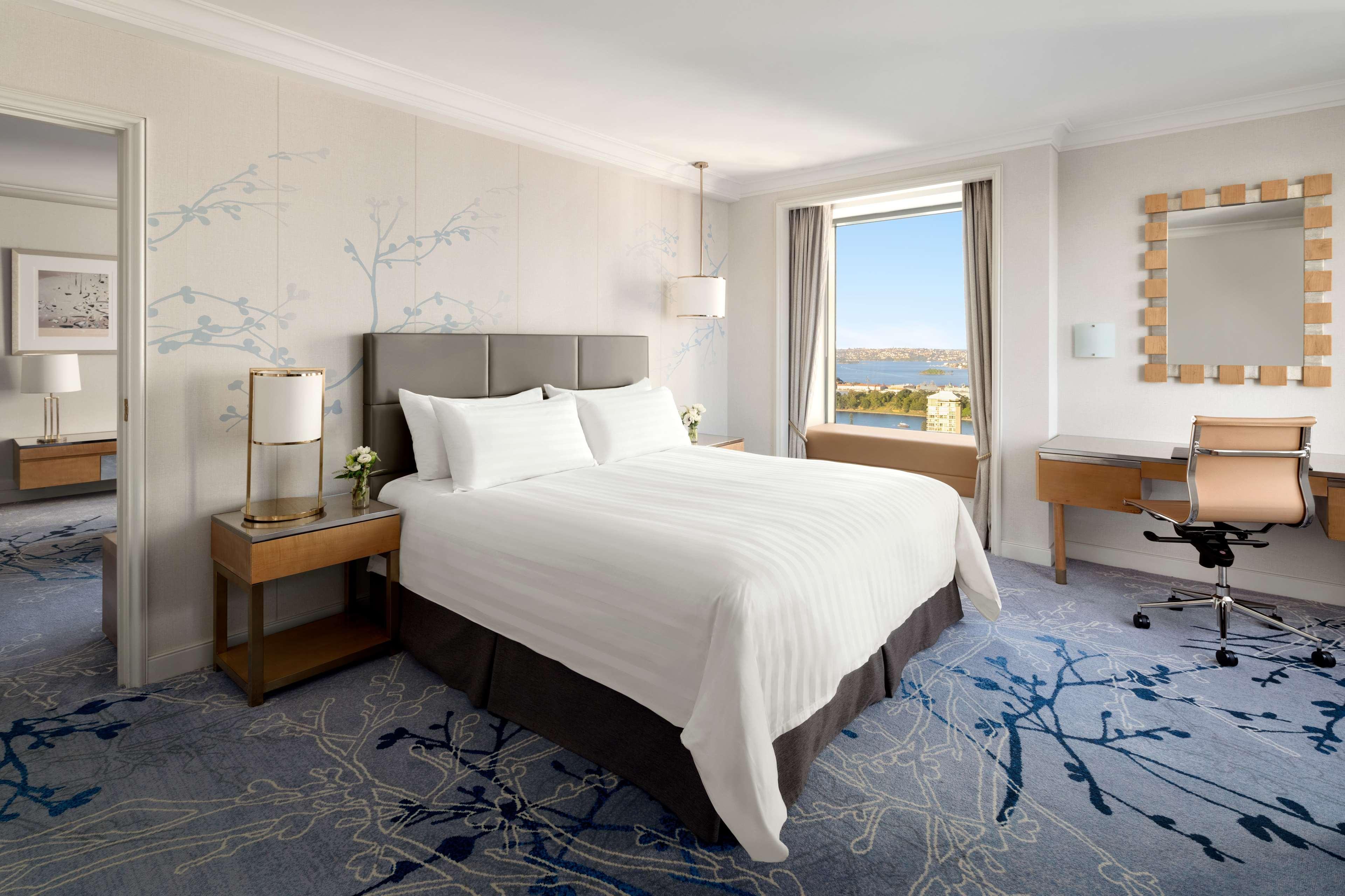 Shangri-La Sidney Dış mekan fotoğraf A room at the Mandarin Oriental, Hong Kong